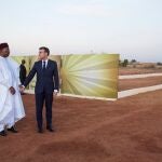 El francés Emmanuel Macron, junto al presidente de Níger, Issoufou Mahamadou