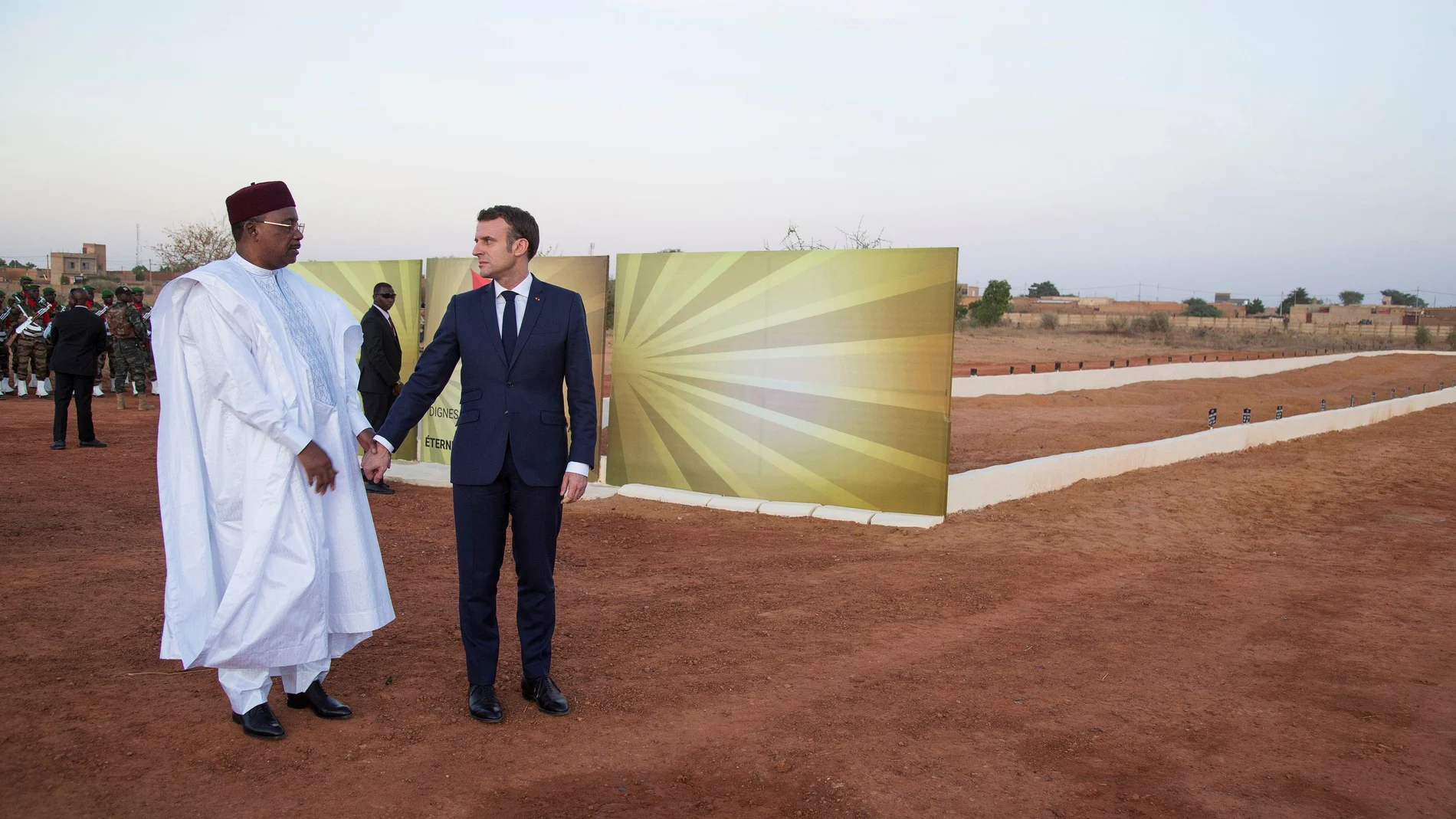 El francés Emmanuel Macron, junto al presidente de Níger, Issoufou Mahamadou