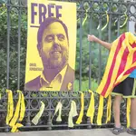 Lazos amarillos colocados ante una fotografía del ex vicepresidente de la Generalitat Oriol Junqueras, durante la Diada de 2019