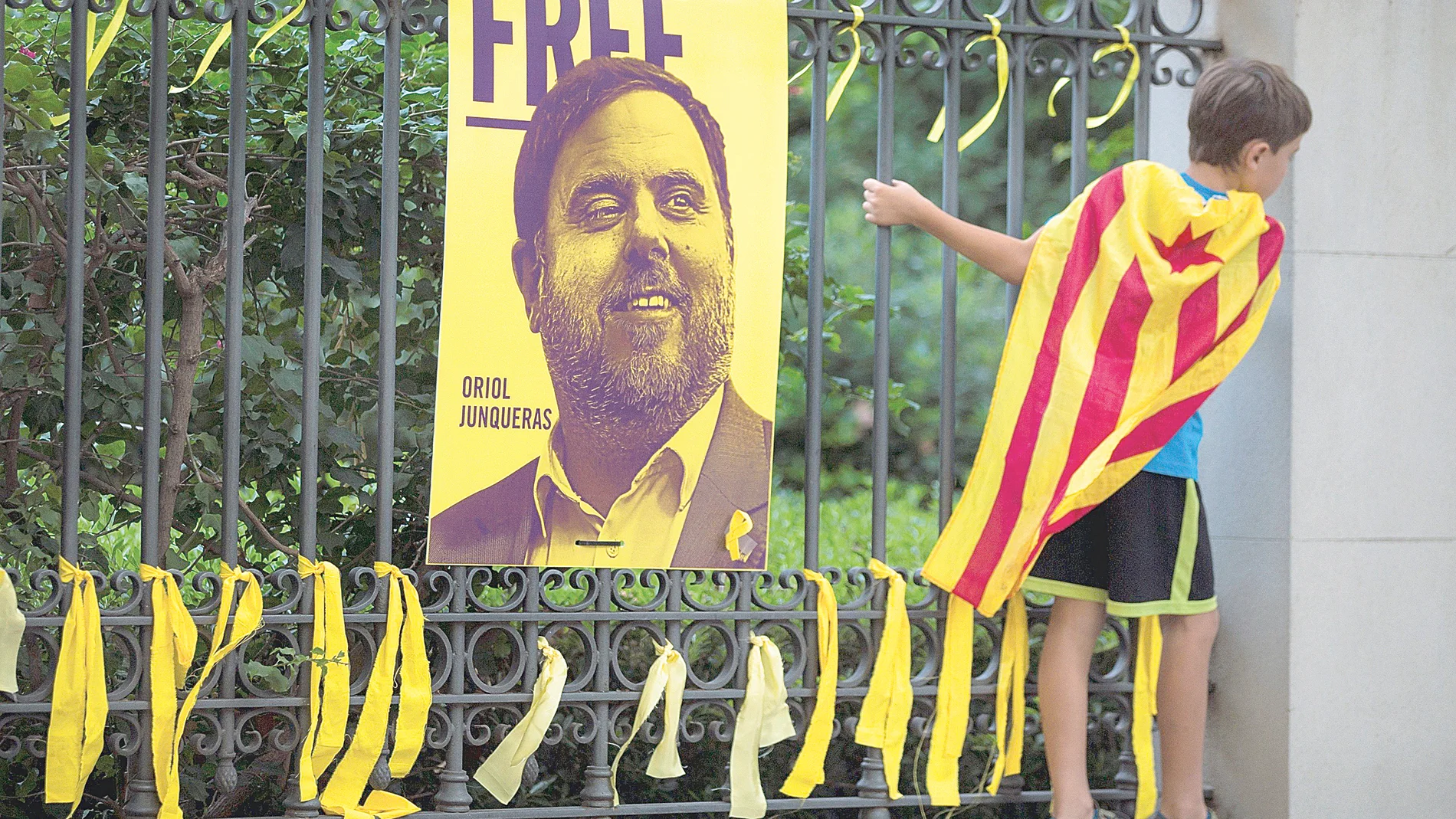 Lazos amarillos colocados ante una fotografía del ex vicepresidente de la Generalitat Oriol Junqueras, durante la Diada de 2019