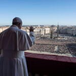 Vatican City (Vatican City State (holy See)), 25/12/2019.- A handout picture provided by the Vatican Media shows Pope Francis delivers the traditional Urbi et Orbi Christmas Day blessing from the central balcony of St. Peter's Basilica at the Vatican, 25 December 2019. (Papa) EFE/EPA/VATICAN MEDIA / HANDOUT HANDOUT EDITORIAL USE ONLY/NO SALES