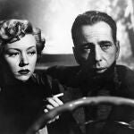 Humphrey Bogart y Gloria Grahame en «En un lugar solitario» (1950)