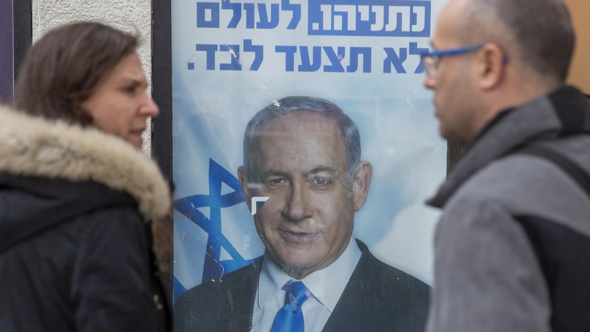 Cartel electoral del primer ministro de Israel y líder del partido Likud, Benjamin Netanyahu, en un colegio electoral de la ciudad de Hadera.