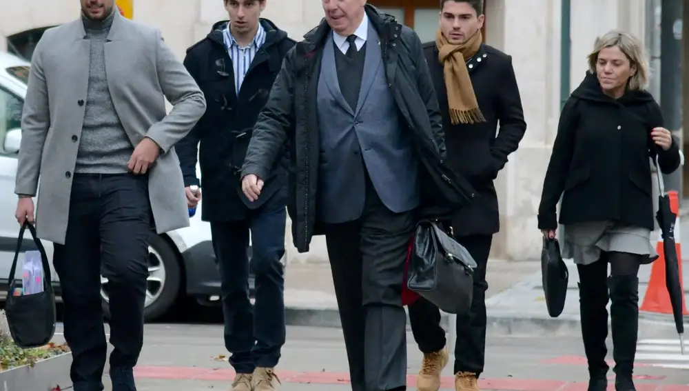Los tres exjudagadores de la Arandina junto a sus abogados a la salida del juicio