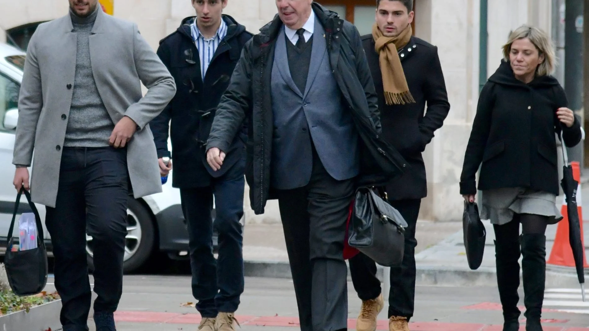 Los tres exjudagadores de la Arandina junto a sus abogados a la salida del juicio