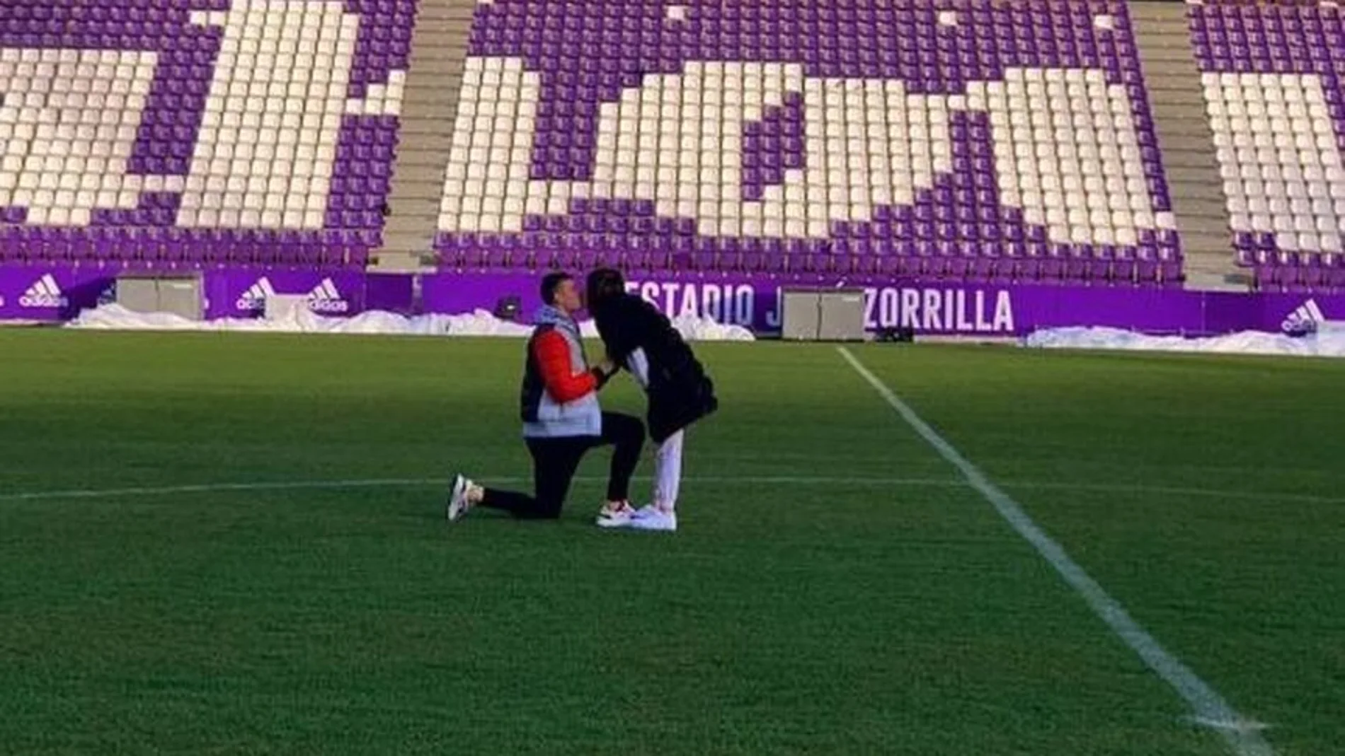 Lunin pide matrimonio a su novia en el centro del Estadio José Zorrilla de Valladolid