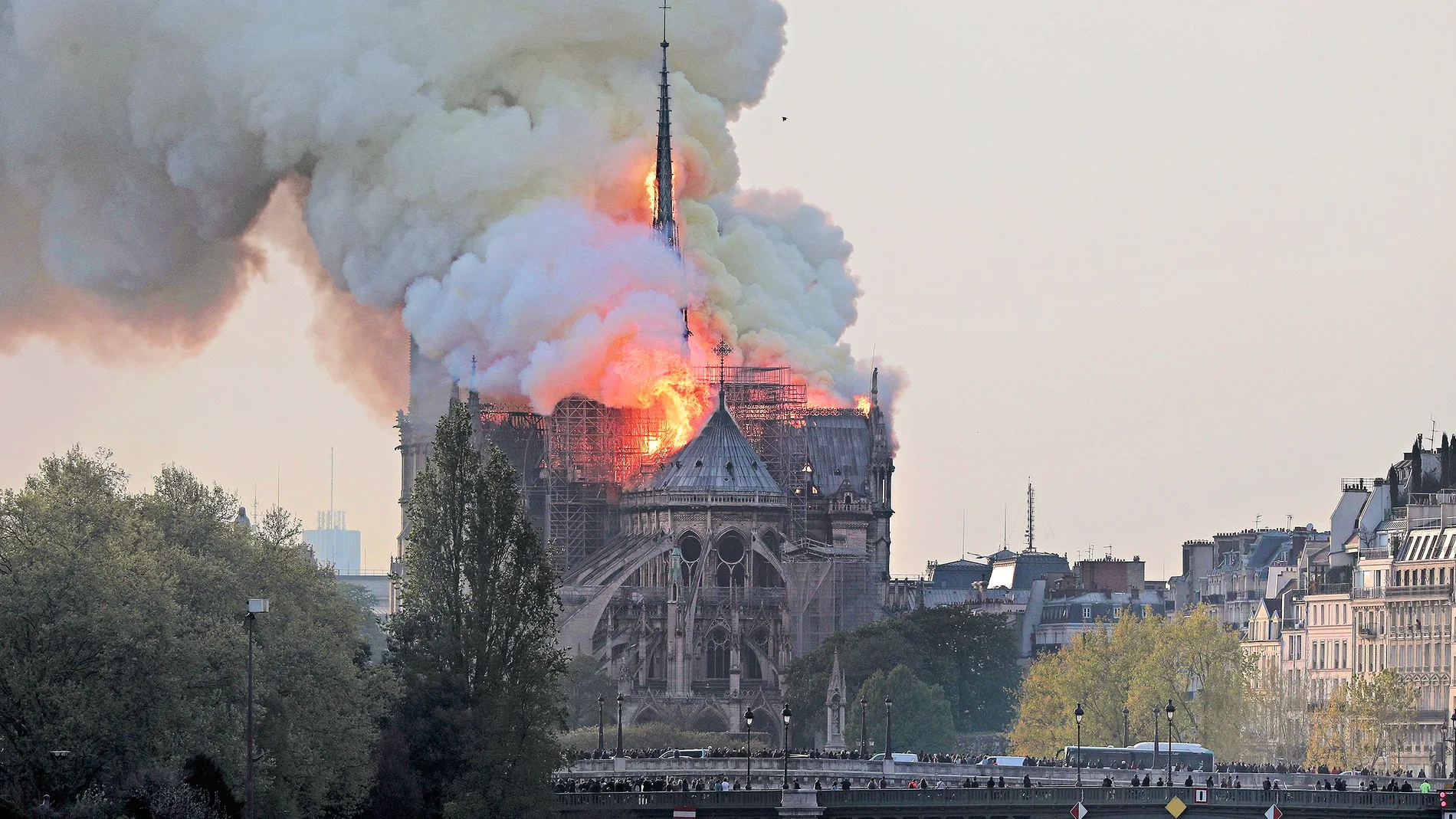 ¿Cómo restaurar la aguja de la catedral? Buena parte de la discusión alrededor del futuro de Notre Dame la ha protagonizado la manera en que deberá restaurarse la aguja de Eugène Violett-le-Duc. Todo apunta a que se seguirá un modelo clásico para devolver esa flecha de más de cien metros a la cúspide del edificio. Sin experimentos ni provocaciones.