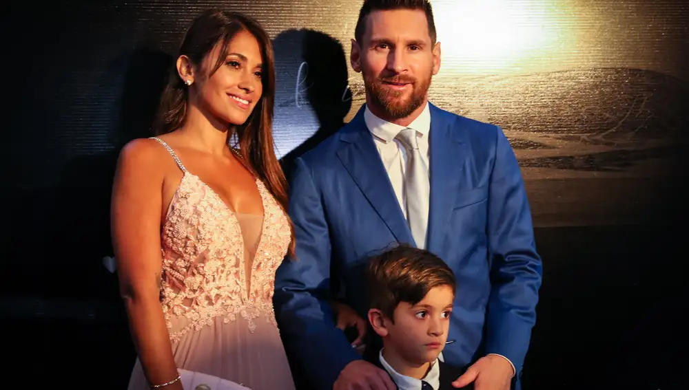 El futbolista del Barcelona Lionel Messi junto a su esposa, Antonella Roccuzzo, y su hijo