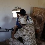 Miembros del Ejército de Unidad Nacional libio, reconocido por la ONU, en una posición en la localidad de Ain Zara/REUTERS
