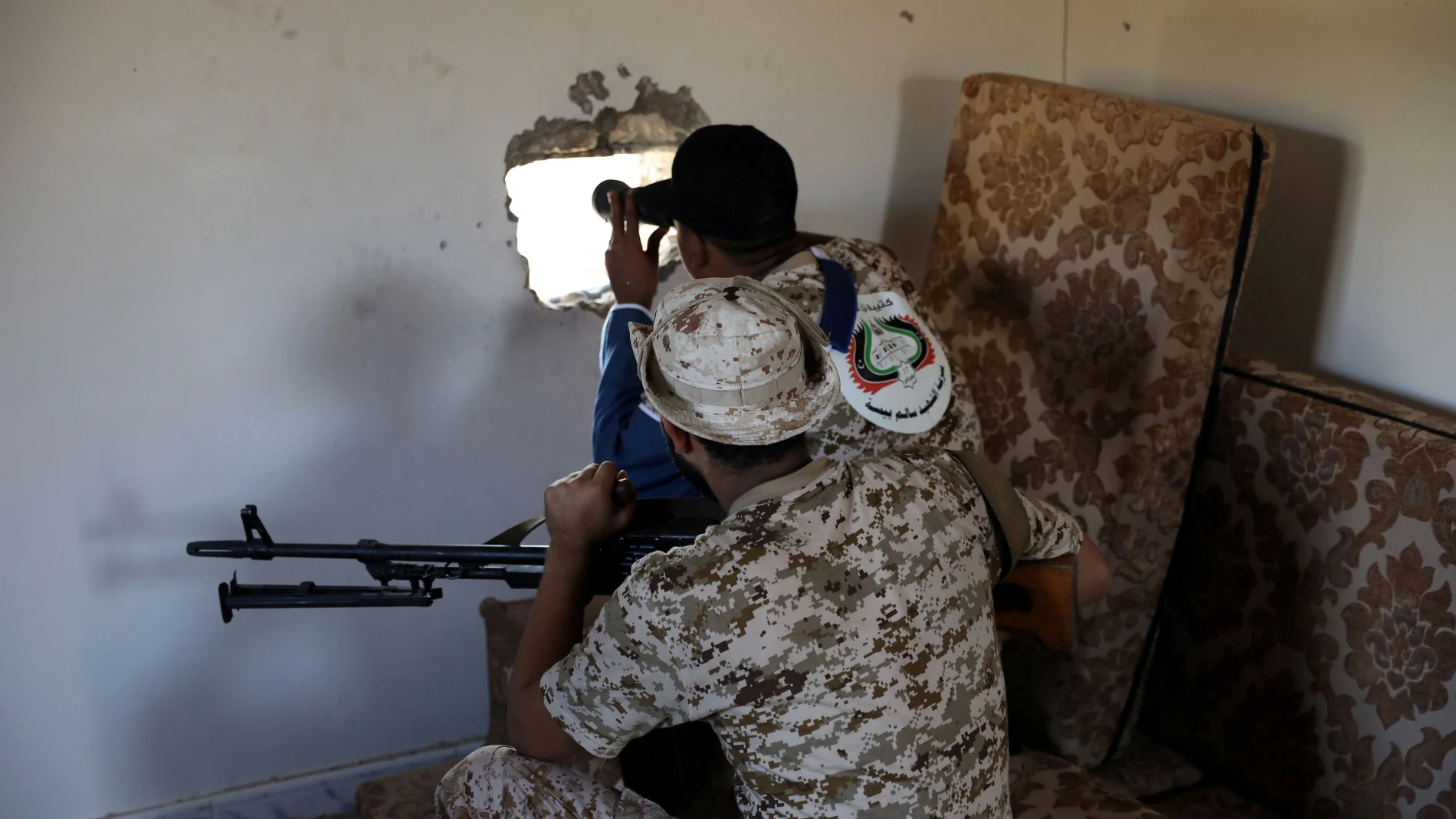Miembros del Ejército de Unidad Nacional libio, reconocido por la ONU, en una posición en la localidad de Ain Zara/REUTERS