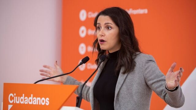 La presidenta y portavoz de Ciudadanos en el Congreso de los Diputados, Inés Arrimadas, durante la rueda de prensa ofrecida hoy en la sede local de su partido en Jerez de la Frontera (Cádiz). EFE/Román Ríos