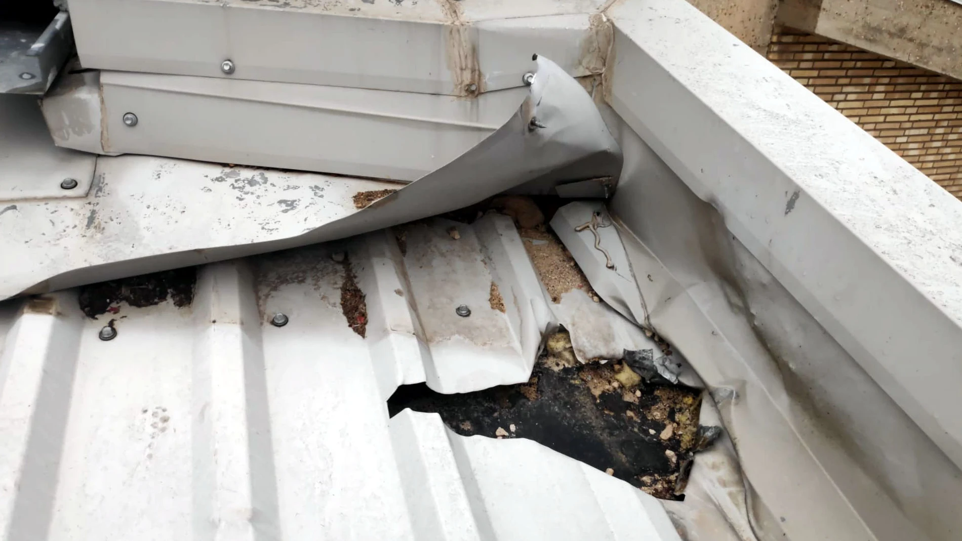 Destrozos en el tejado de la iglesia de San Ignacio de Loyola en Valladolid