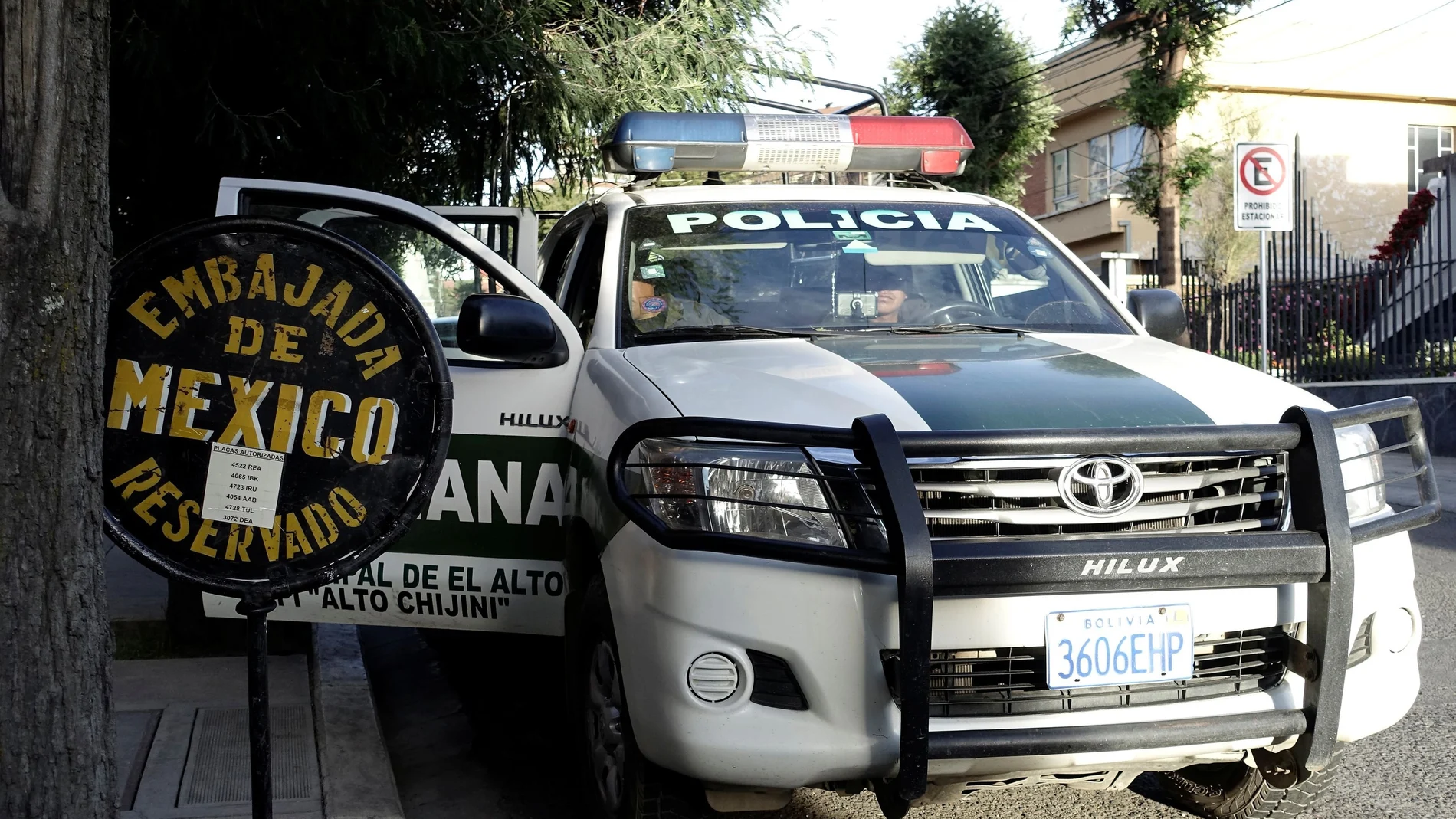 Un coche policial boliviano vigila frente a la sede de la Embajada de México en La Paz/REUTERS