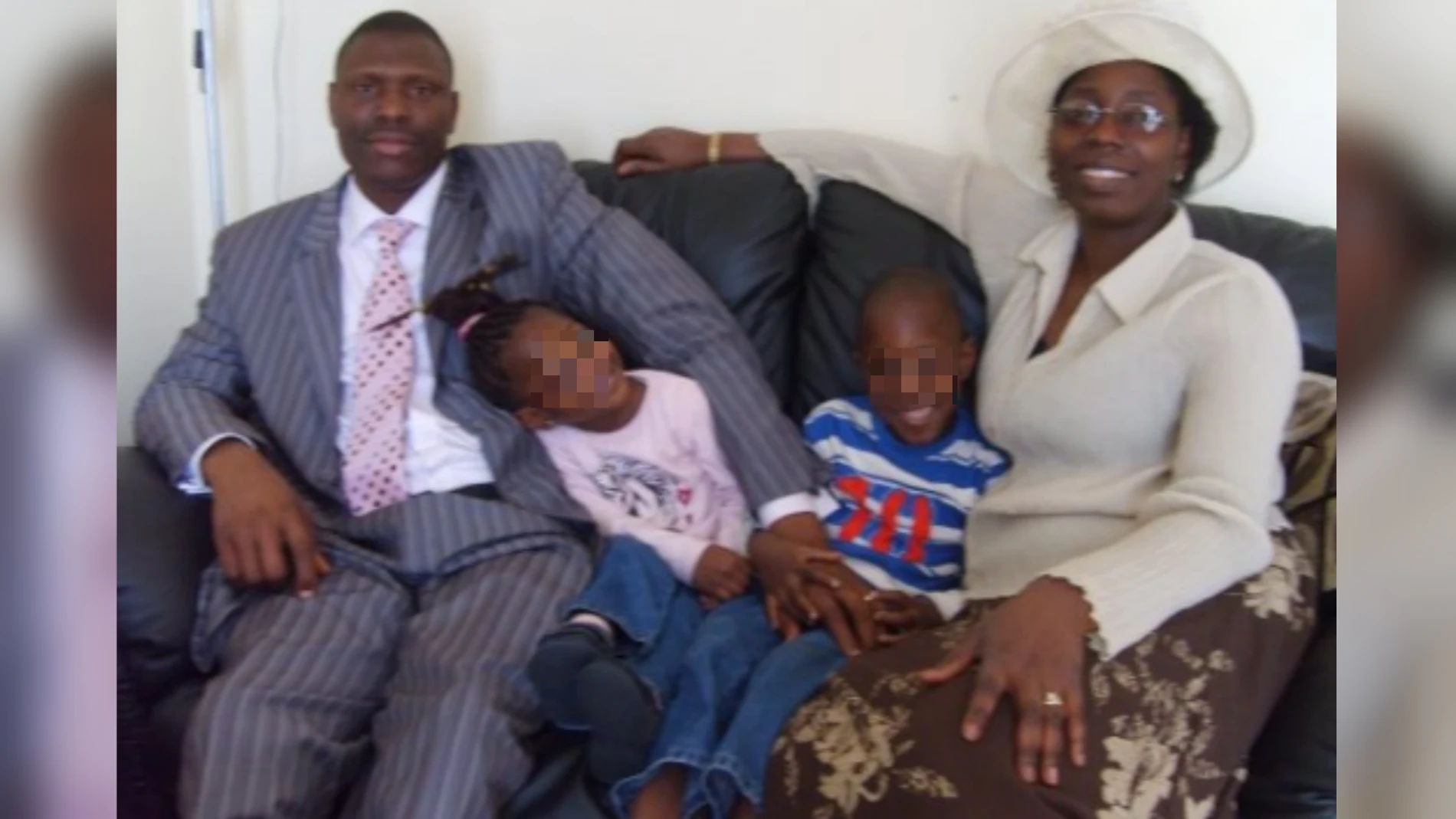 Gabriel y Olubunmi Diya y sus hijos en una foto familiar
