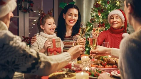 En todos los países se le da una importancia capital a la cena familiar de Nochevieja, donde los dulces navideños y los brindis siempre ocuparán un lugar central | Imagen de archivo
