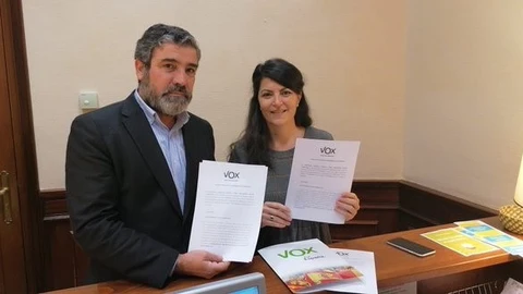 La diputada Macarena Olona, registrando un escrito con un compañeroVOX27/12/2019
