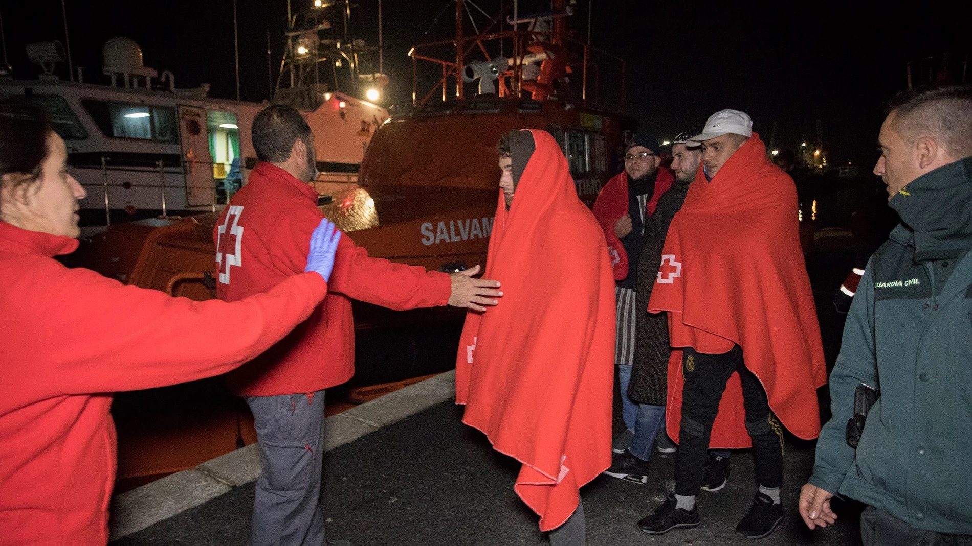 Rescatan a 11 inmigrantes de una patera cerca de la costa de Granada