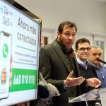 El alcalde de Valladolid, Óscar Puente durante la presentación del número de whatsapp del Ayuntamiento