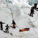 Un grupo de sherpas retiran el cuerpo de un escalador fallecido en 'Khumbu Icefall', en el monte Everest.
