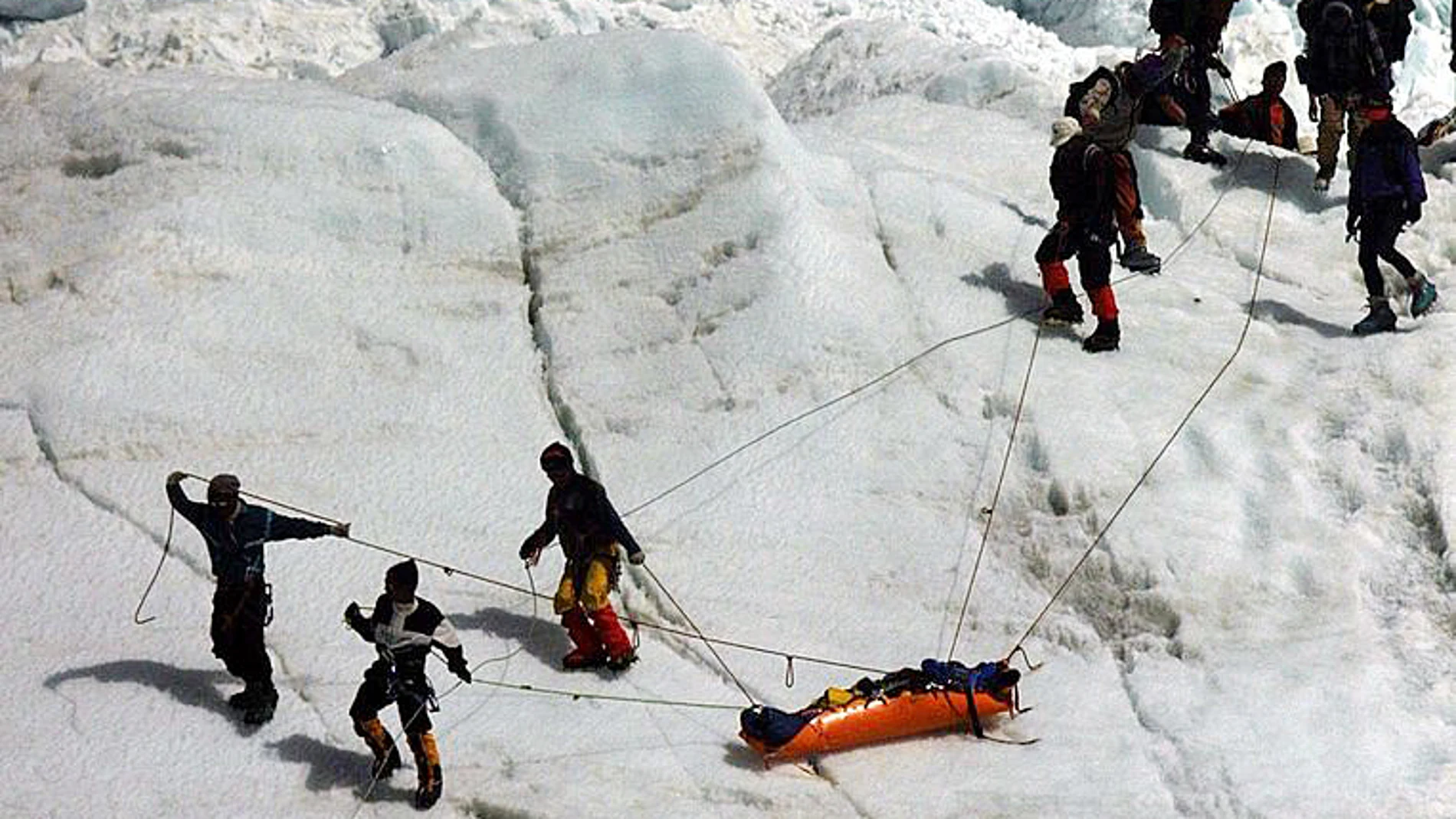 Un grupo de sherpas retiran el cuerpo de un escalador fallecido en 'Khumbu Icefall', en el monte Everest.