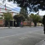 Vista de la Embajada mexicana con presencia policial en La Paz (Bolivia). EFE/ Str