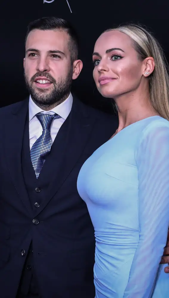 AME8231. MONTEVIDEO (URUGUAY), 26/12/2019.- El futbolista del Barcelona Jordi Alba junto a su esposa, Romarey Ventura, durante la ceremonia de renovación de votos del uruguayo Luis Suárez y su esposa, Sofía Balbi, este jueves en Montevideo, Uruguay. EFE/ Federico Anfitti