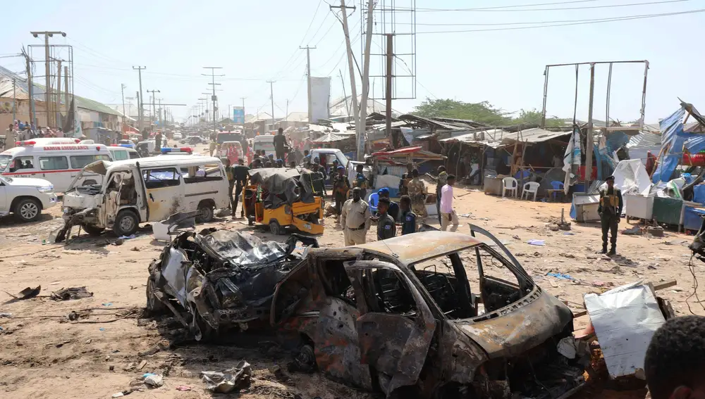 Escena tras el estallido de un coche bomba en Mogadiscio, Somalia.