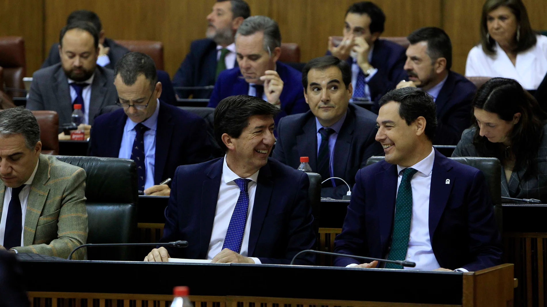 El presidente de la Junta, Juanma Moreno, junto al vicepresidente, Juan Marín, durante el Pleno de aprobación del Presupuesto para 2020