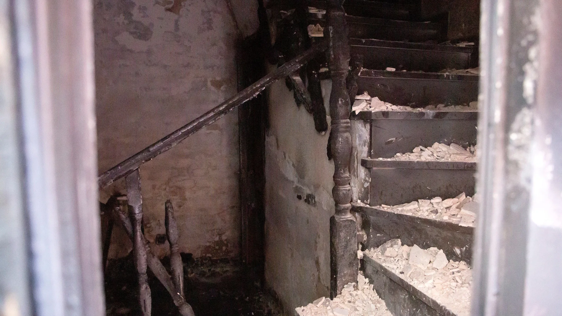 Vista del interior de la vivienda incendiada en Cártama en la que fallecieron dos abuelos