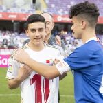 El hijo de José Antonio Reyes recibe una camiseta del Sevilla