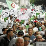 Manifestación en la capital argelina con imágenes de presos políticos
