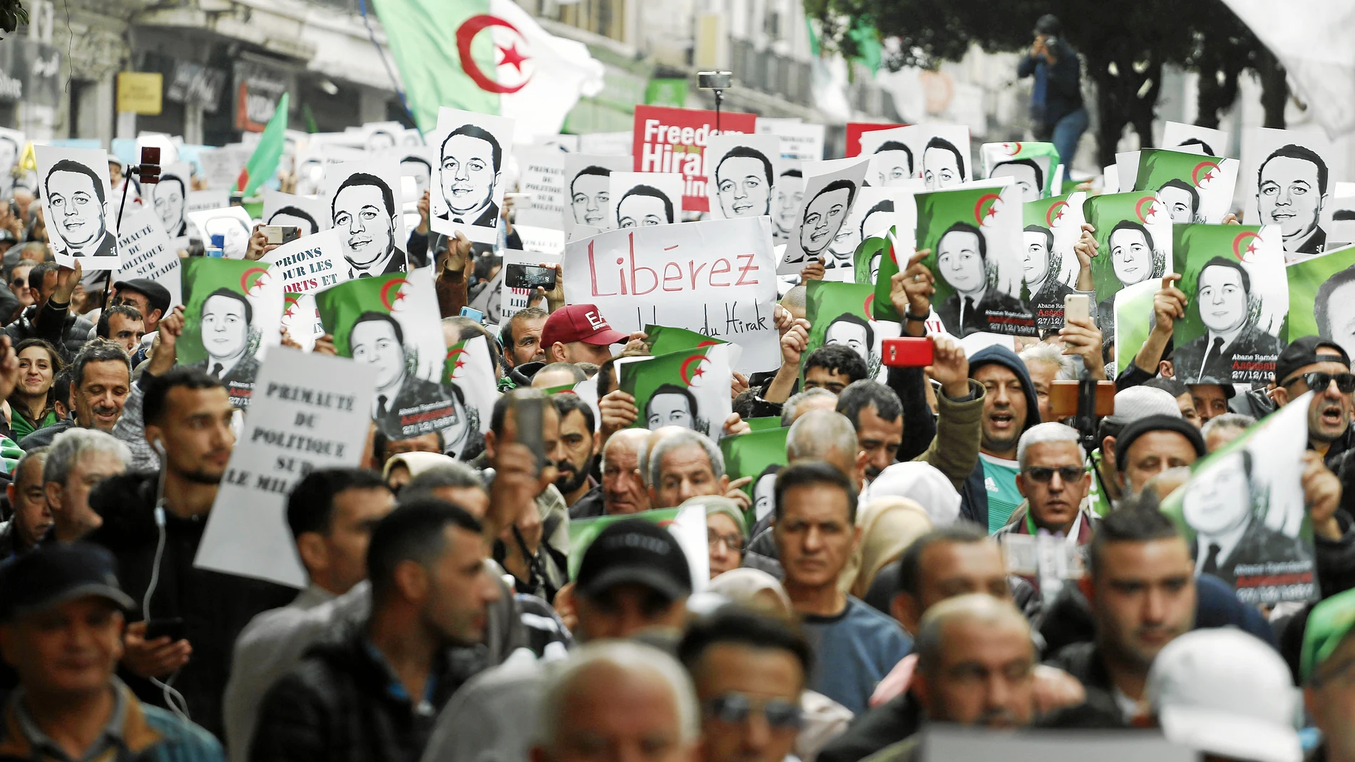 Manifestación en la capital argelina con imágenes de presos políticos