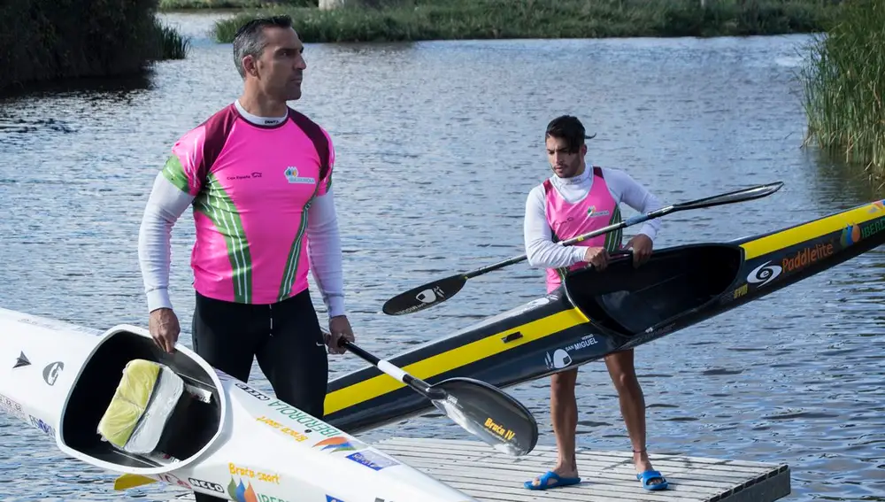 El palista zamorano Alejandro Sánchez, proclamado recientemente campeón del mundo de Maratón Sub 23, acompañado por su entrenador, el seis veces campeón del mundo, Emilio Merchán, explica su experiencia en Hungría antes de su entrenamiento habitual