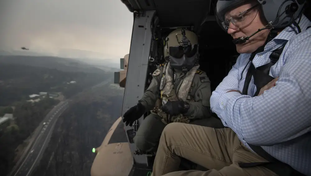 El «premier» australiano, el liberal Scott Morrison, contempla en helicóptero los estragos de los incendios