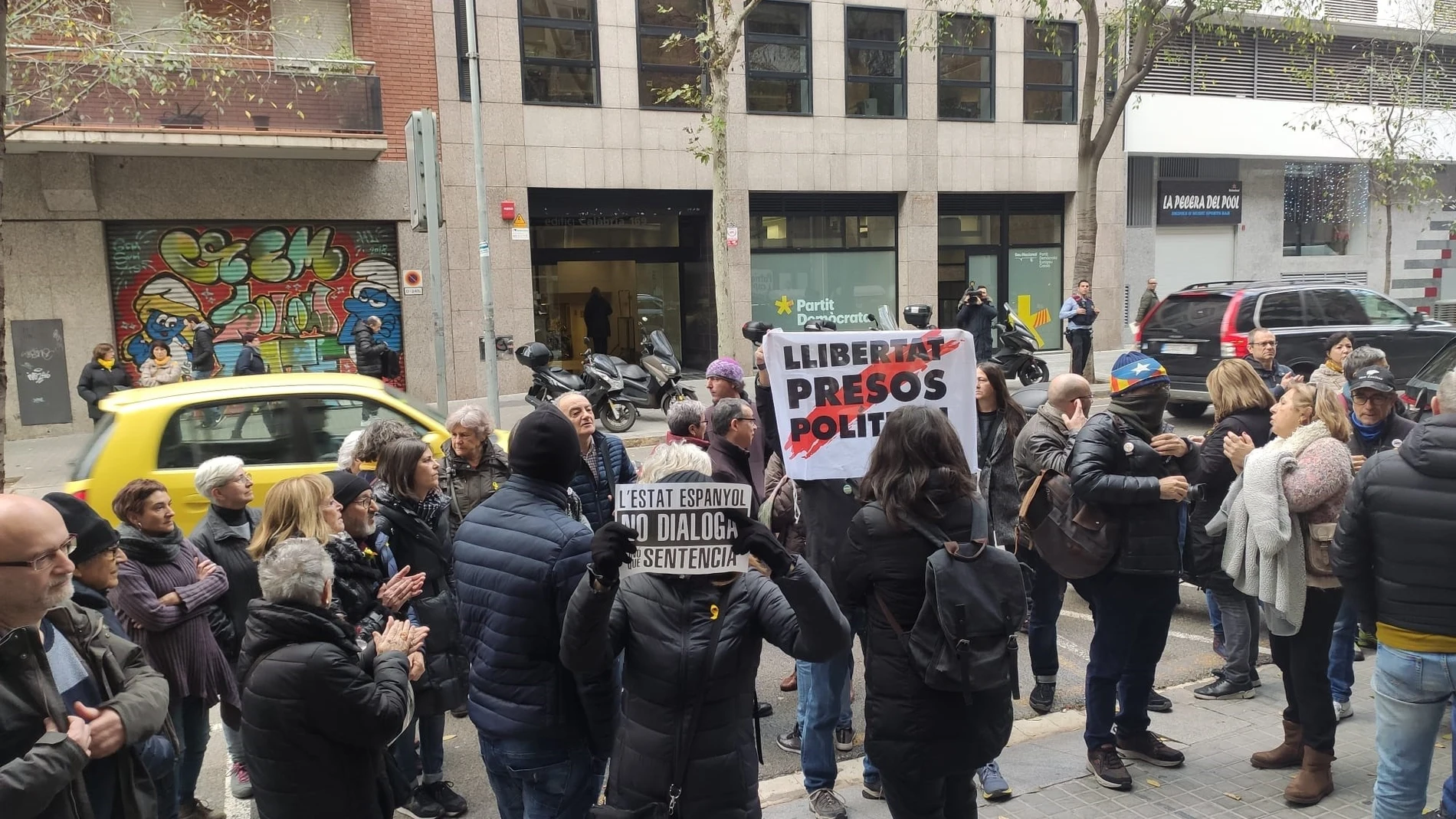 Unos 30 CDR exigen ante la sede de ERC que no pacten con el PSOE