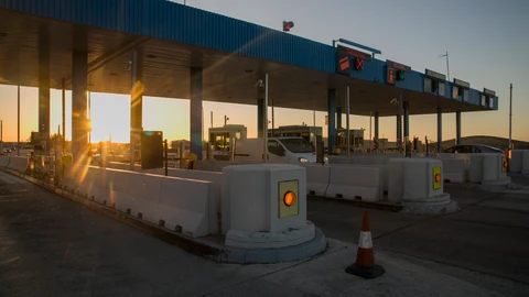 Cabinas de cobro de una autopista de peaje