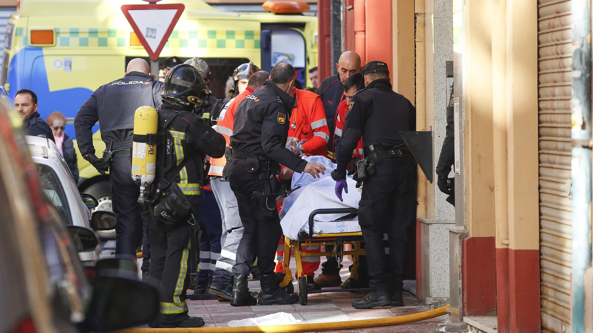 Una persona herida de gravedad en un incendio originado en una vivienda de la calle Suárez Ema de León