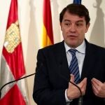 El presidente de Castilla y León, Alfonso Fernández Mañueco, durante una reciente intervención con los medios de comunicación