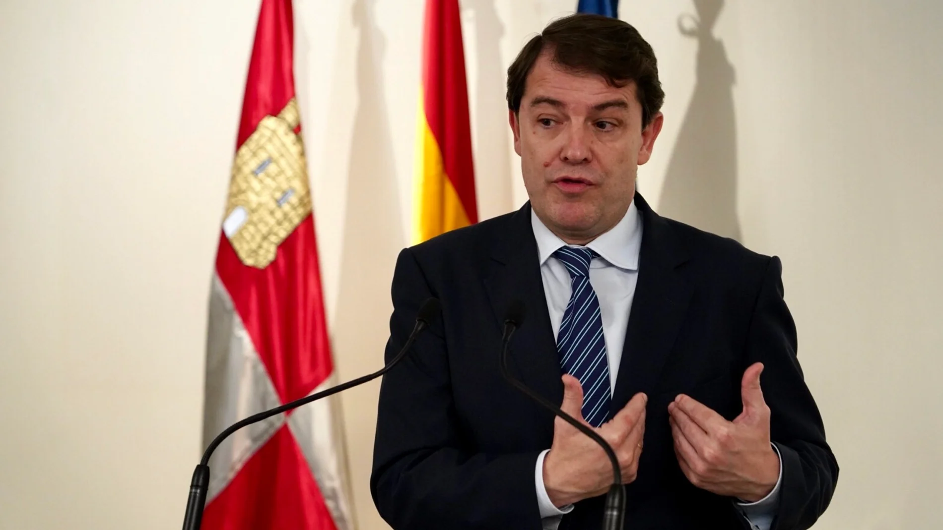 El presidente de Castilla y León, Alfonso Fernández Mañueco, durante una reciente intervención con los medios de comunicación