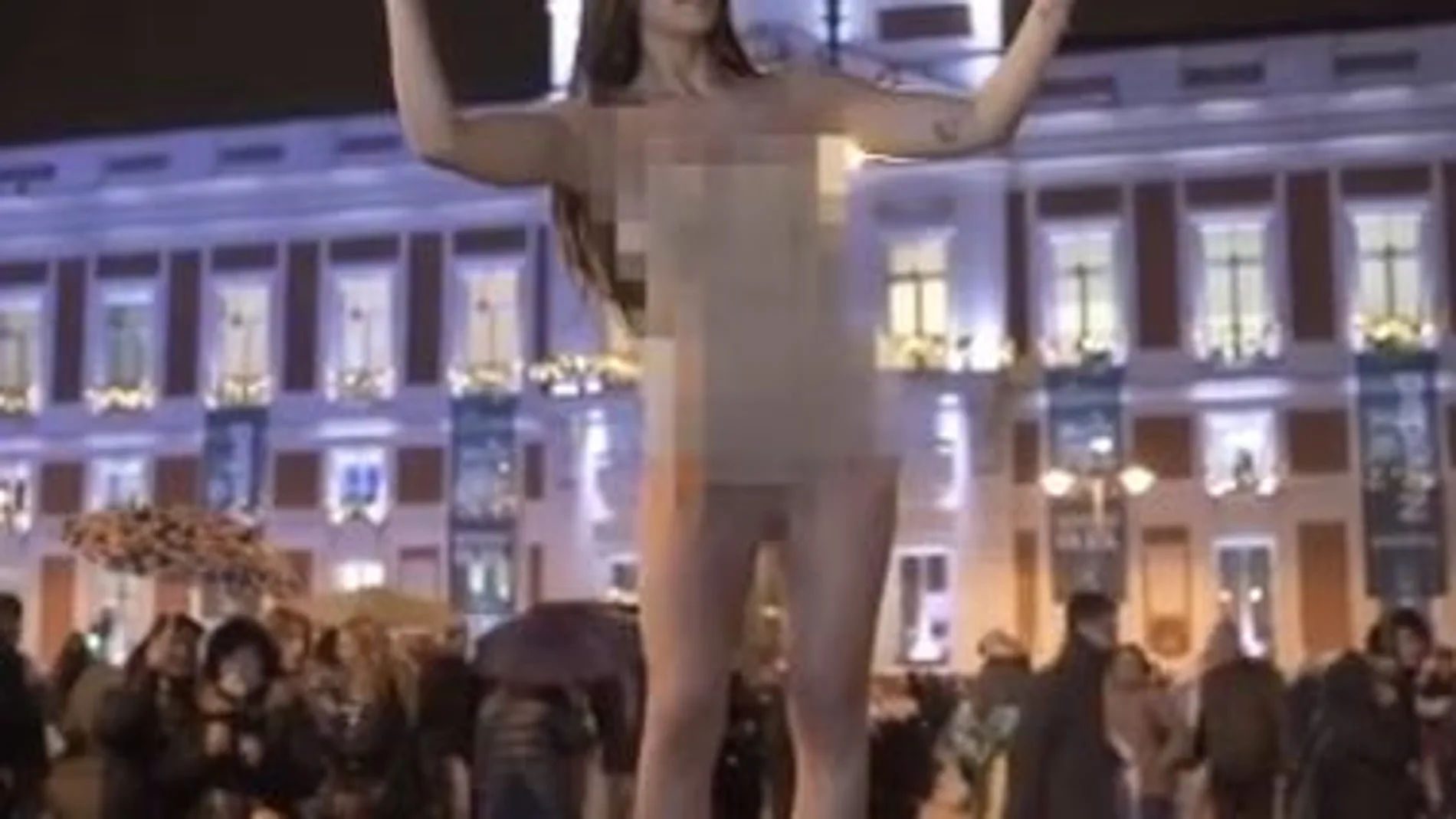 Cristina pedroche ya se desnudó en frente de la Puerta del Sol para promocionar las campanadas.