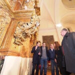 El presidente de la Diputación de Valladolid, Conrado Íscar, visita el retablo de Campaspero tras su restauración