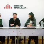 La secretaria general adjunta y portavoz de ERC, Marta Vilalta (2d), el presidente del Consell Nacional de los republicanos, Josep Maria Jové (i), el coordinador nacional del partido y vicepresidente de la Generalitat, Pere Aragonés (2i), y el portavoz en el Congreso, Gabriel Rufián (d), este lunes, durante la reunión de la ejecutiva de ERC en plena negociación con el PSOE de cara a la posible investidura de Pedro Sánchez como presidente del Gobierno,. EFE/Quique Garcia