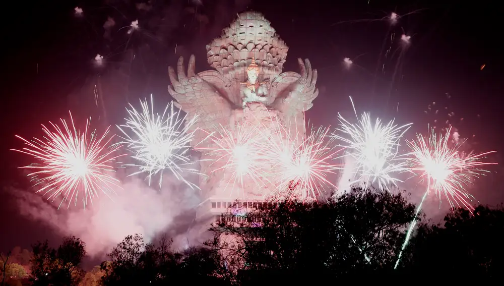 Fuegos artificiales para recibir el año en Indonesia