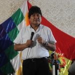 AME9072. BUENOS AIRES (ARGENTINA), 31/12/2019.- El expresidente de Bolivia, Evo Morales, habla este martes durante un brindis de fin de año con miembros de la comunidad boliviana en Buenos Aires (Argentina). Morales volvió a criticar el "golpe de Estado" que asegura sufrió en noviembre y consideró que 2020 constituirá un "gran desafío" para recuperar la democracia en su país. "El próximo año será un gran desafío para recuperar la democracia, con la conciencia y el voto del pueblo boliviano. Para recuperar el proceso de cambio, no con violencia, no con racismo, no con fascismo, no con golpismo", dijo. EFE/ Aitor Pereira