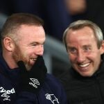 Wayne Rooney, a la izquierda, charla con el entrenador del Charlton, Lee Bowyer30/12/2019 ONLY FOR USE IN SPAIN