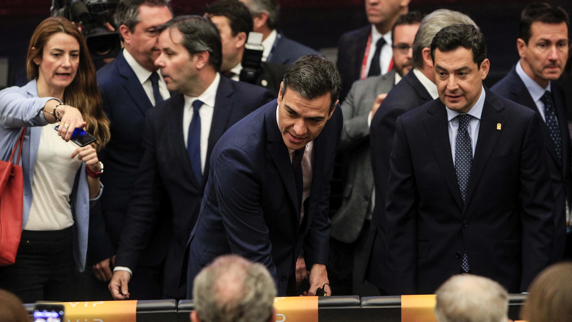 El presidente de la Junta, Juanma Moreno, con el presidente del Gobierno en funciones, Pedro Sánchez