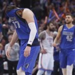 Luka Doncic se lamenta después de un fallo en el tiro