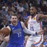 Luka Doncic trata de superar la oposición del Terrance Ferguson, de los Thunder
