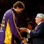 David Stern entrega el anillo de campeón de la NBA a Pau Gasol en 2009