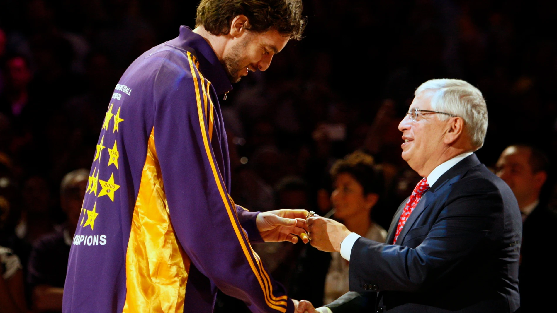 David Stern entrega el anillo de campeón de la NBA a Pau Gasol en 2009
